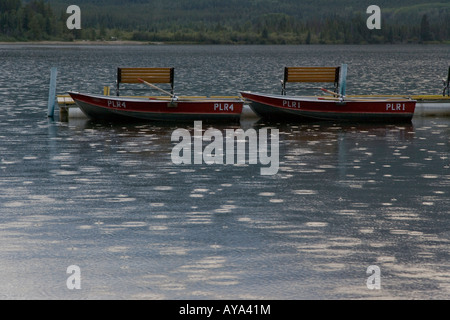 Sanftes Licht und Regentropfen auf See führt bis zu ankern Boote und Bänke Stockfoto