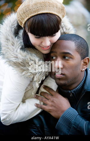 Nahaufnahme eines kontemplativen jungen Inter-racial Paares Stockfoto