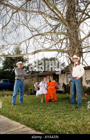 Portrait einer Tex-Mex-Familie mit erwachsenen Kindern im Vorgarten des Hauses Stockfoto