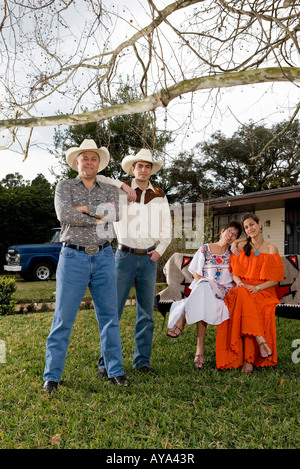 Portrait einer Tex-Mex-Familie mit erwachsenen Kindern im Vorgarten des Hauses Stockfoto