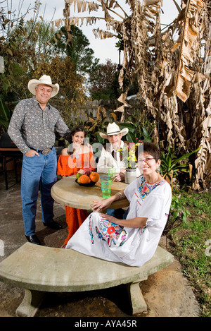 Portrait einer fröhlichen Tex-Mex-Familie Zusammensitzen im Hinterhof des Hauses Stockfoto