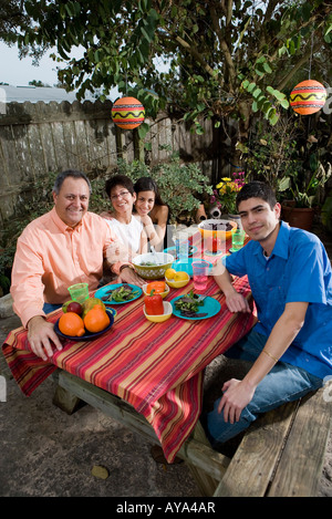 Mexikanisch-amerikanischen Familie ein Picknick im Garten Stockfoto