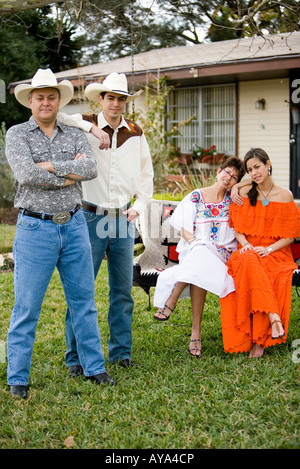 Portrait einer Tex-Mex-Familie im Vorgarten des Hauses Stockfoto