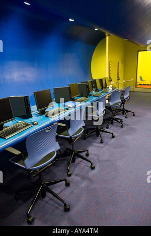 Eine Reihe von Stühlen und Computer-Arbeitsplätze in einem leeren Klassenzimmer Stockfoto