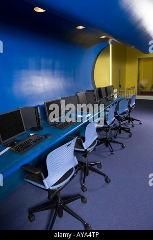 Eine Reihe von Stühlen und Computer-Arbeitsplätze in einem leeren Klassenzimmer Stockfoto