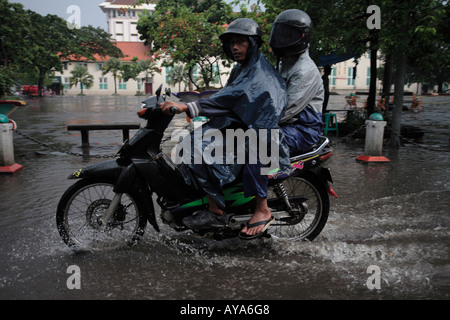 Indonesien Jakarta Motorrad-Taxi Fahrt durch tiefe Pools von Wasser nach Regen Sturm in der Nähe von Kota Station Überschwemmung Stockfoto