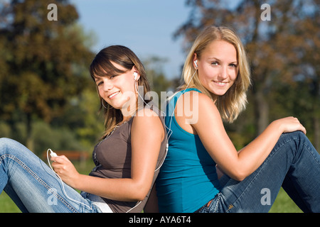 Zwei junge Frauen hören zusammen Sie die Musik von einem MP3-Player Stockfoto