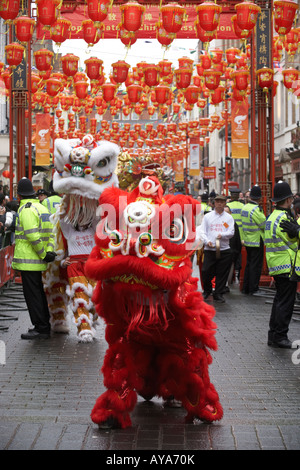 Londons Chinatown Löwe begrüßt die chinesischen Peking Olympische Fackel, die seinen Weg durch 31 Meilen von Straßen der Hauptstadt Stockfoto