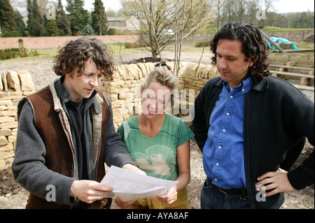 Promi-Gärtner, die Dan Pearson arbeiten an dem neuen walled Garden in Broughton Hall diskutieren mit den Eigentümern plant Stockfoto