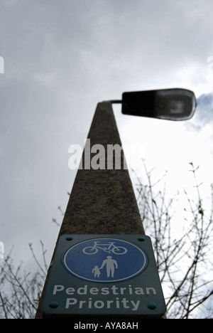 britische Zeichen an einen Laternenpfahl Fußgänger Priorität auf einem Wanderweg, der auch von Radfahrern genutzt angibt befestigt. Stockfoto