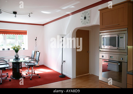 moderne Esszimmer und Küche im Hause selbst bauen Stockfoto