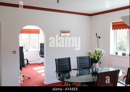 moderne Esszimmer und Küche im Hause selbst bauen Stockfoto