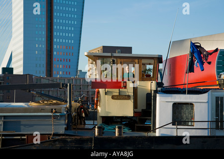 Ein Schiff mit Rohstoffe verlassen der Rijnhaven nahe dem Wilhelmina Pier Stockfoto