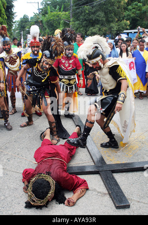 Philippinen, Osterprozession auf Moriones Festival am Karfreitag. Jesus trägt das Kreuz im Wege der Kreuz Prozession Stockfoto