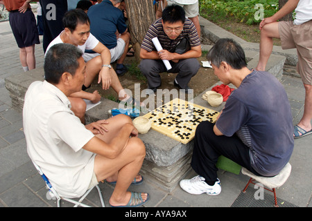 Männer spielen das Spiele und gehe in der Nähe von Hou Hai See Peking China Stockfoto