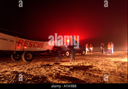 052602 amagansett ny East Hampton Stadt dory Rettung mit der amagansett Fire dept East Hampton Stadt, Polizei und Stadt meistern zu den Faulen Punkt starten Rampe Sonntag Nacht für einen Bericht der überfälligen Bootsfahrer reagiert Stockfoto