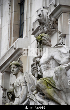 Stein-Statuen von Mann und Frau im Außenbereich des Gebäudes in Old Bailey Holborn London Stockfoto