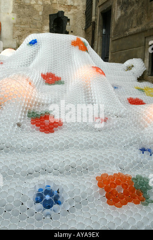 Ein Berg von Plastikbechern in Girona Blumenfest "Temps de Flors" findet im Mai jedes Jahr, Girona, Katalonien, Spanien Stockfoto