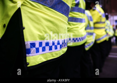 Polizeiabsperrung auf gewalttätige Demonstration der Olympischen Fackel in Whitehall, London, UK Stockfoto