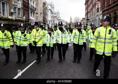 Polizeiabsperrung auf gewalttätige Demonstration der Olympischen Fackel in Whitehall, London, UK Stockfoto