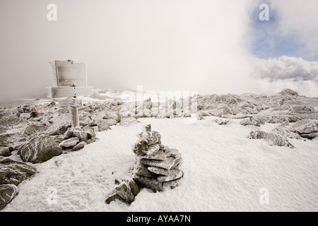 Rime Eis bedeckt die Felsen und ein Trail-Schild am Mount Washington in New Hampshire White Mountains. Stockfoto