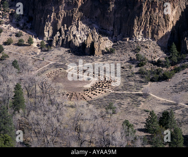 Eine alte indische Stadt Anasazi oder Pueblo im Bandelier National Monument im Überblick Stockfoto