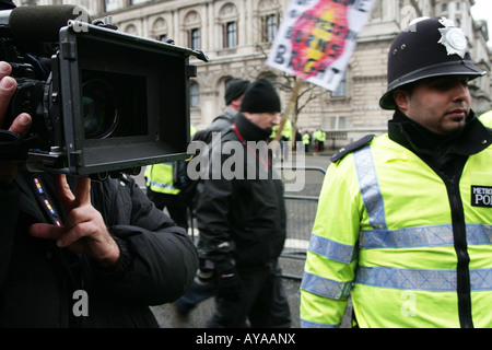 Bester fremdsprachiger Filmcrew arbeiten bei Demonstration in London Stockfoto