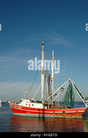 Red Garnelen Rrawler grüne Netze Biloxi, Mississippi kommerzielle Garnelenfischerei Boot Stockfoto