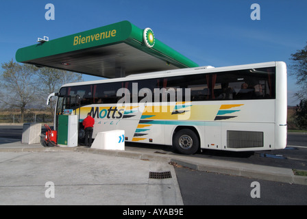Französisch BP Autobahnraststätte zwischen Paris und Calais UK Bus mit fahrer Tanken Diesel vor der Kreuzung Kanal Frankreich Europa Stockfoto