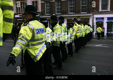 Polizeiabsperrung auf gewalttätige Demonstration der Olympischen Fackel in Whitehall, London, UK Stockfoto