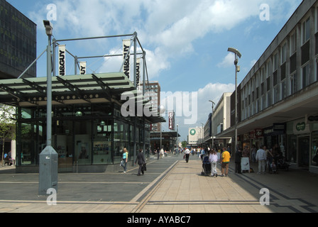 Basildon Neustadt Zentrum öffnen Einkaufszentren mit prominenten CCTV Überwachungskamera auf pole Stockfoto