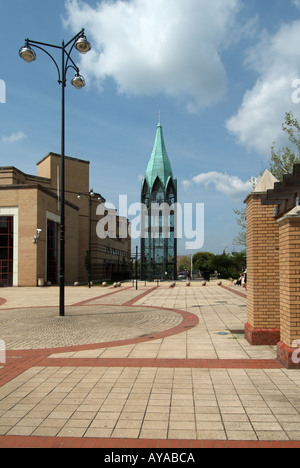 Basildon Neustadt Zentrum Erweiterung umfasst freistehende Kirchturm und neues Rathaus Stockfoto
