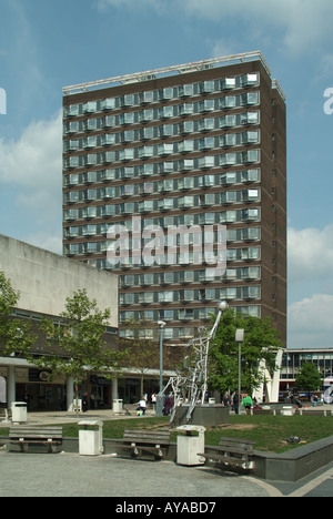 Basildon Neustadt Zentrum offener Raum mit Shop-Einheiten und high-Rise Wohnungen moderne Skulptur Stockfoto