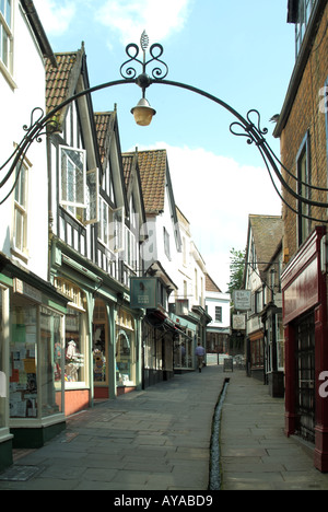 Frome Cheap Street mit Rillbach Wasserkanal entlang der Bürgersteige in engen offenen Düsen mit Geschäften auf beiden Seiten Somerset England UK Stockfoto