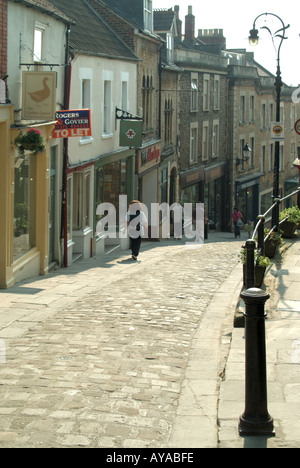 Frome eine malerische hügelige Schmalseite Straße Gehäuse eine Auswahl an kleinen Geschäften und Veranstaltungsorten mit Wohnungen oben zu essen Stockfoto