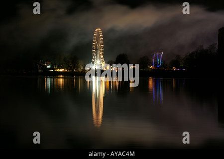 Kirmes bei Nacht /Volksfestplatz Bei Nacht Stockfoto