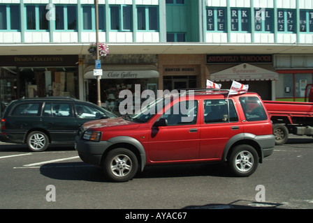 Brentwood Auto Sport 2 zwei St Georges flags zur Zeit der großen internationalen Fußball-Turnier Stockfoto