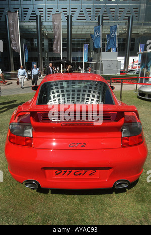 Automotor London Canary Wharf Motor Expo zeigen rote Porsche GT2 911 mit Canada Tower Reflexionen Stockfoto