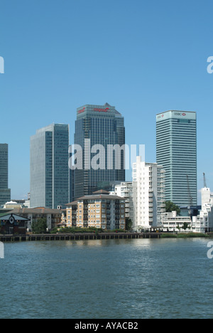 London Docklands Fluss Themse Büro Türme einschließlich Canada Tower und verschiedene Banken mit am Wasser wohnen Stockfoto