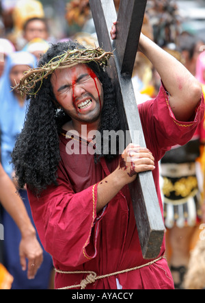 Philippinen, Osterprozession auf Moriones Festival am Karfreitag. Jesus trägt das Kreuz im Wege der Kreuz Prozession Stockfoto