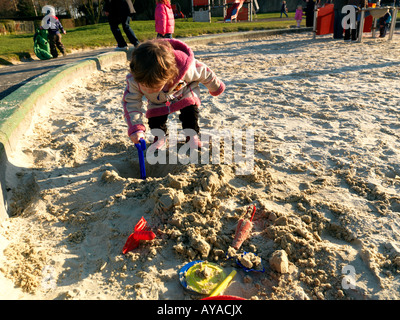 Kind-Graben-Loch im Sandkasten Stockfoto