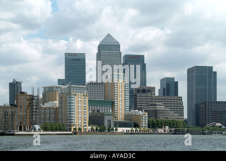 London Docklands Fluss Themse Büro Türme einschließlich Canada Tower und verschiedene Banken mit am Wasser wohnen Stockfoto