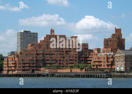 River Thames Waterside Appartement Entwicklung neue Häuser in blauem Himmel urbane Landschaft East London Tower Hamlets England UK Stockfoto