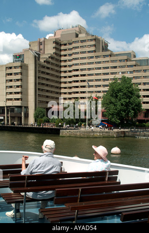 London River Thames Tour Boot Passagiere und das Guoman Tower Thistle hotel Stockfoto