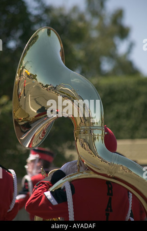 High School marching Band-Mitglied spielt Sousaphon in parade Stockfoto