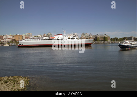 MV Coho Auto- und Fähre in Victoria British Columbia Innenhafen mit Empress Hotel und Skyline im Hintergrund Stockfoto