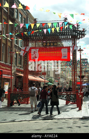 Dekorationen Bunte Hammer & Menschen in Chinatown Tor West End London Tourismus & Shopping-Szene in Gerrard Street China Town Distrikt England, Großbritannien Stockfoto