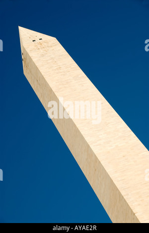 Washington Monument vor einem strahlend blauen Himmel Stockfoto