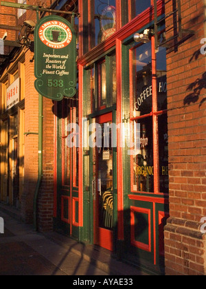 Bean rund um the World Coffee Hausfassade im späten Abendlicht Chinatown Victoria British Columbia Vancouver Island Kanada Stockfoto