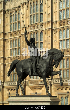 London City of Westminster Statue von Richard 1 zunächst auf dem Pferderücken außerhalb des House Of Lords Stockfoto